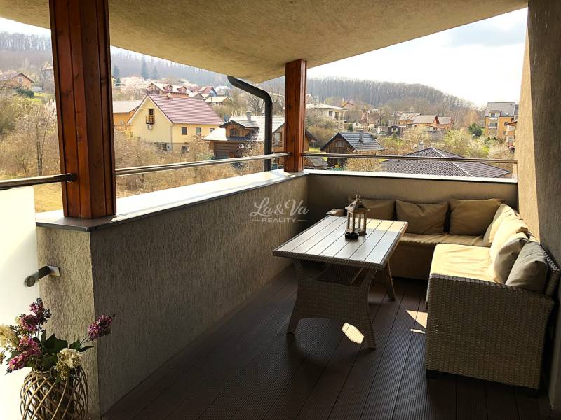 Möblierte Terrasse einer 2-Zimmer-Wohnung mit Blick auf die umliegende Landschaft von Podhájska, Svätuša-Straße.
