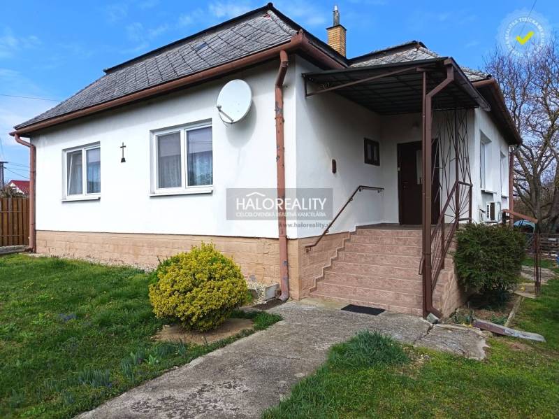 Einfamilienhaus in Hráň mit weißer Fassade, Treppe und Garten.