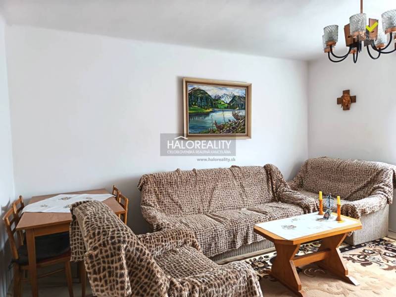 Wohnzimmer in einem Einfamilienhaus mit Sofas und einem Bild an der Wand.