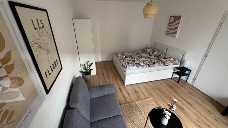 Helle 1-Zimmer-Wohnung mit Holzboden und geschmackvollen Dekorationen.