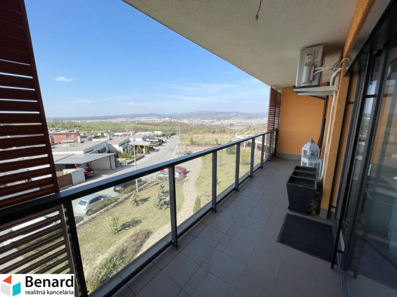 Der Balkon der 2-Zimmer-Wohnung in der Borievkova-Straße bietet einen Blick auf Košice, den Stadtteil Vyšné Opátske.