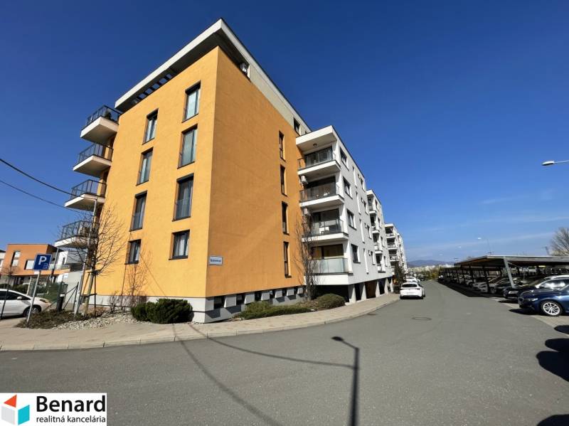 Das Wohnhaus in der Borievkova-Straße bietet 2-Zimmer-Wohnungen in Košice, Stadtteil Vyšné Opátske an.