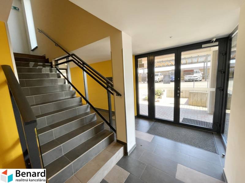 Treppe mit dunklen Fliesen und Glastüren in Košice in der Borievkova-Straße.