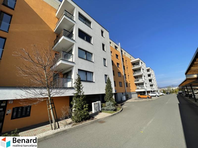 Wohnhaus in der Borievkova-Straße in Košice, Stadtteil Vyšné Opátske, mit Parkmöglichkeiten.