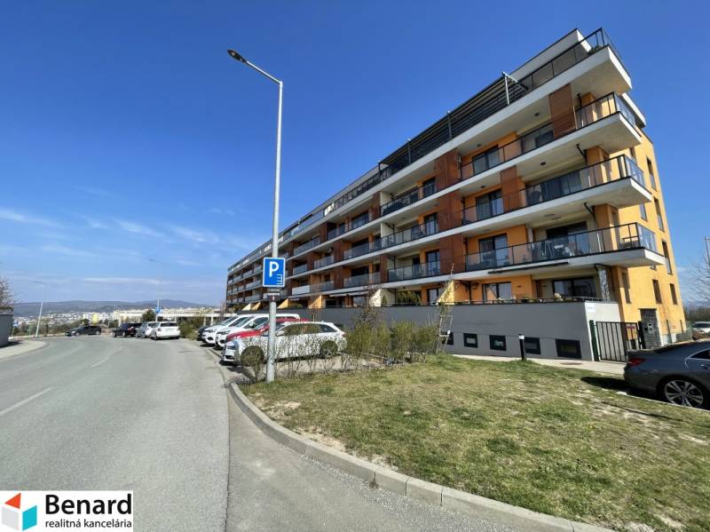 Wohngebäude in der Borievkova-Straße, Košice - Stadtteil Vyšné Opátske, mit geparkten Autos.