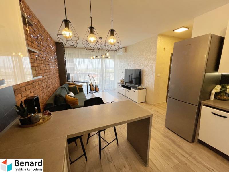 Wohnzimmer mit Bartresen, Holzboden und Ziegelakzent.