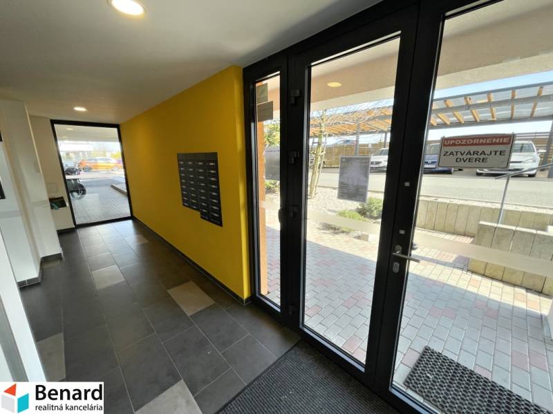 Eingangsflur mit Briefkästen und Glastüren in einer 2-Zimmer-Wohnung.