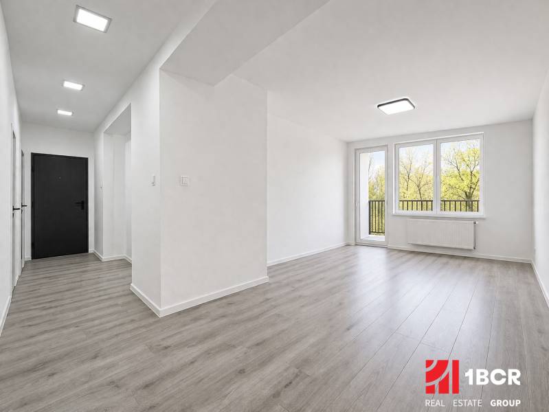 Helles Interieur einer 3-Zimmer-Wohnung mit Holzboden und großen Fenstern.