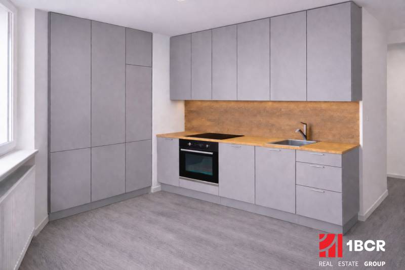 Küche mit grauen Schränken, Holzboden-Dekor und Beleuchtung für eine 3-Zimmer-Wohnung.