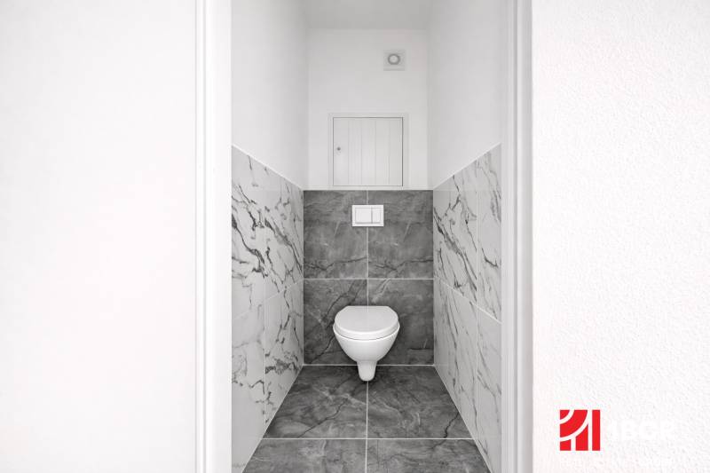 Toilette mit Marmorfliessen in einer 3-Zimmer-Wohnung.