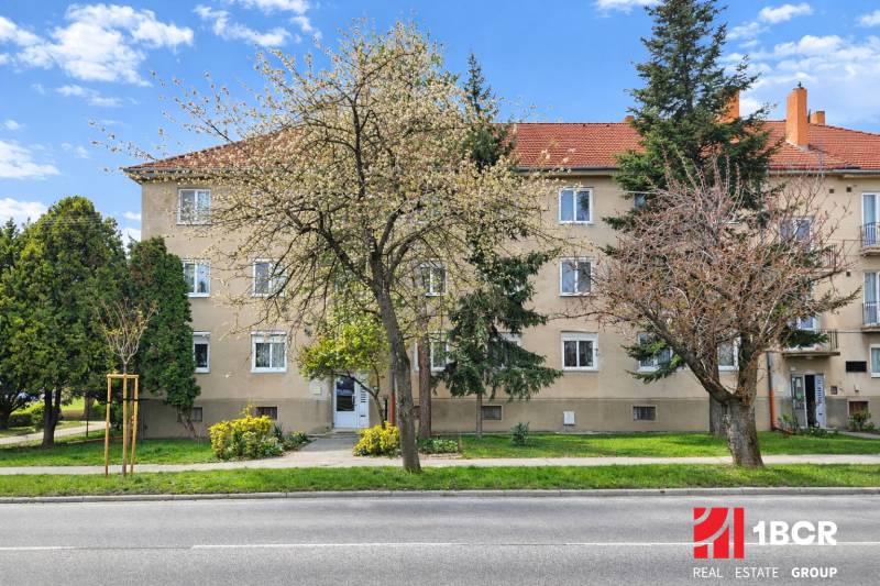 Wohnhaus in der Dukelská-Straße in Bernolákovo mit drei Stockwerken und umliegendem Grün.
