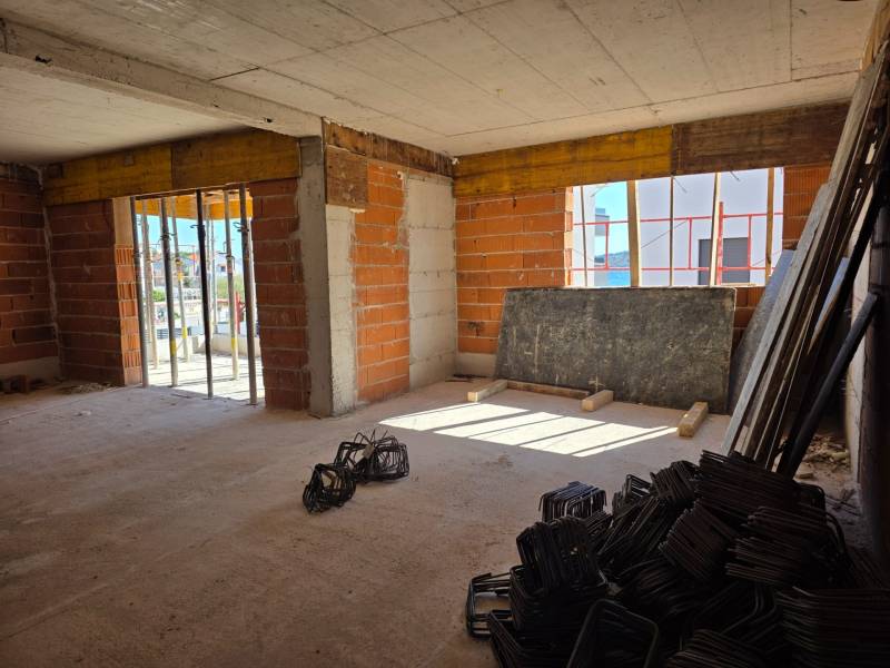 Bau einer 3-Zimmer-Wohnung in Srima mit Ziegelwänden und Betonboden.