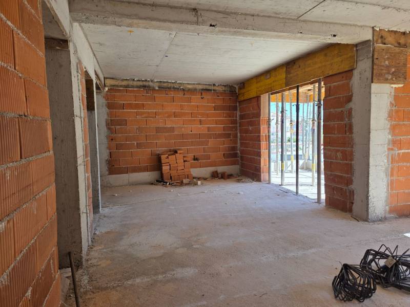 Bau einer 3-Zimmer-Wohnung in Srima mit Ziegelwänden und Betonboden.