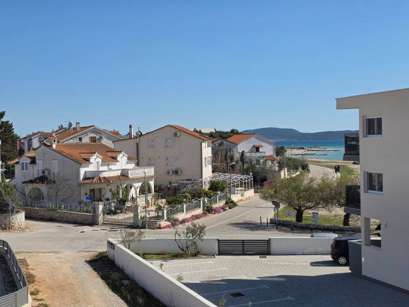 Blick aus einer 3-Zimmer-Wohnung in Srima auf das Meer und die umliegenden Häuser.