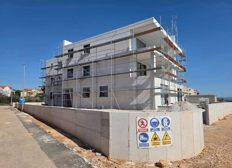 Gebäude mit Gerüst in SRIME, 3-Zimmer-Wohnung im Bau.