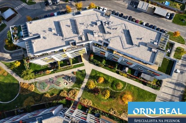 Wohnkomplex mit Spielplatz in der Malokrasňanská Straße in Bratislava - Rača, Ansicht von oben.