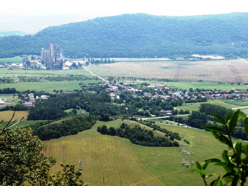 Ein Blick auf die landwirtschaftlichen und forstwirtschaftlichen Flächen in Dvorníky-Včeláre mit einem Industriegebiet.