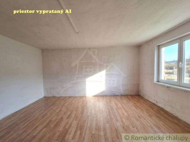 Ein Zimmer mit Holzboden in einem Einfamilienhaus.