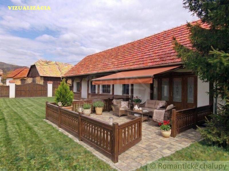 Ein Ferienhaus in Ozdín mit Terrasse und Garten, umgeben von Natur und einer ruhigen Atmosphäre.