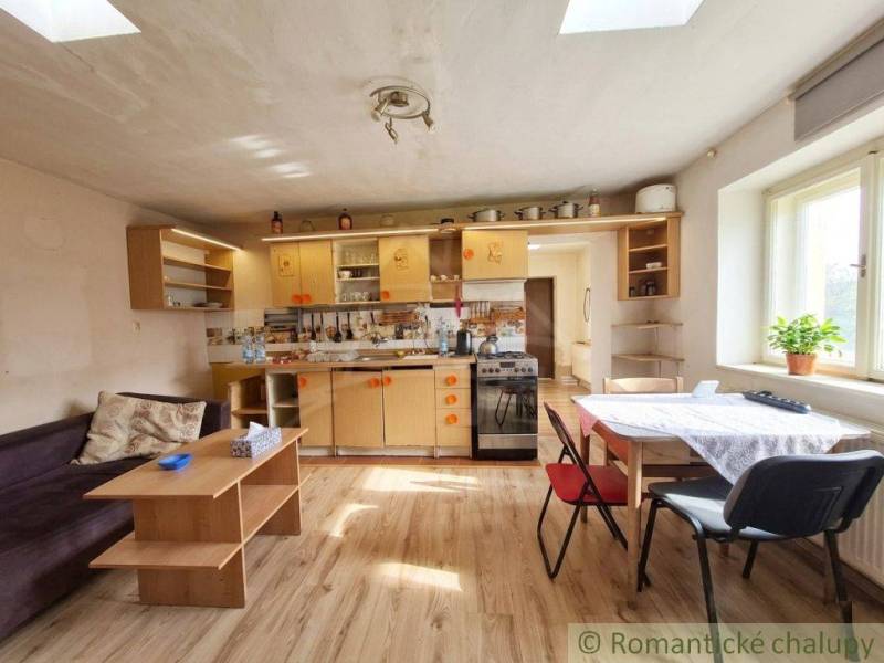 Küche in einem Einfamilienhaus mit Holzboden, hellem Interieur und einfachem Möbel.