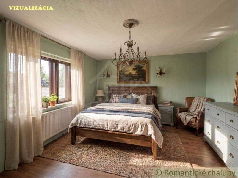 Schlafzimmer mit rustikalen Möbeln, Holzboden und großem Fenster in einem Einfamilienhaus.