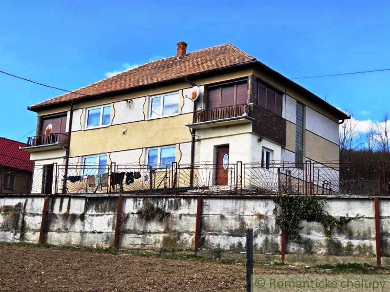 Ein Einfamilienhaus in Kiarovo mit zwei Stockwerken und einem braunen Dach.