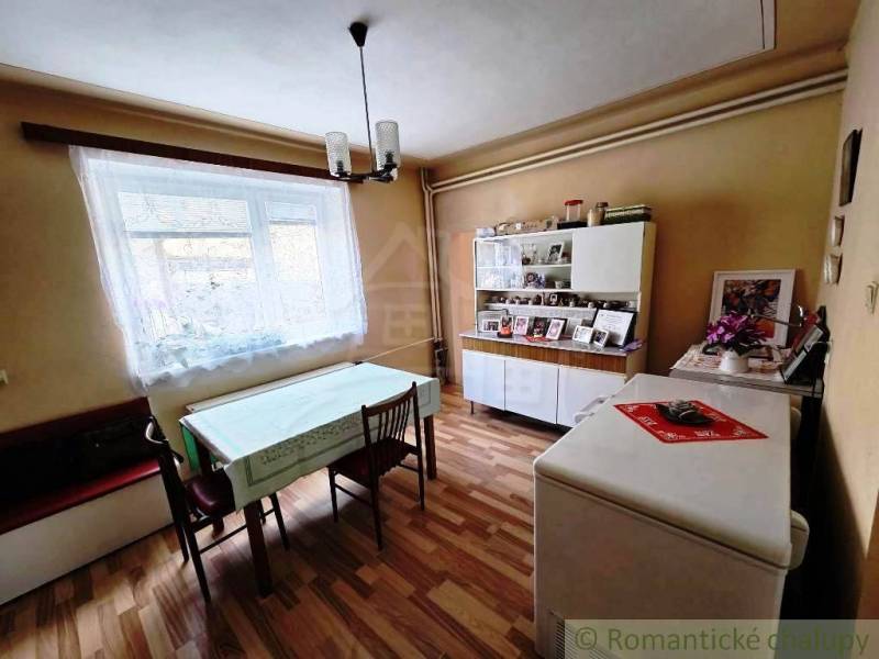 Esszimmer in einem Einfamilienhaus mit Holzboden und Esstisch.