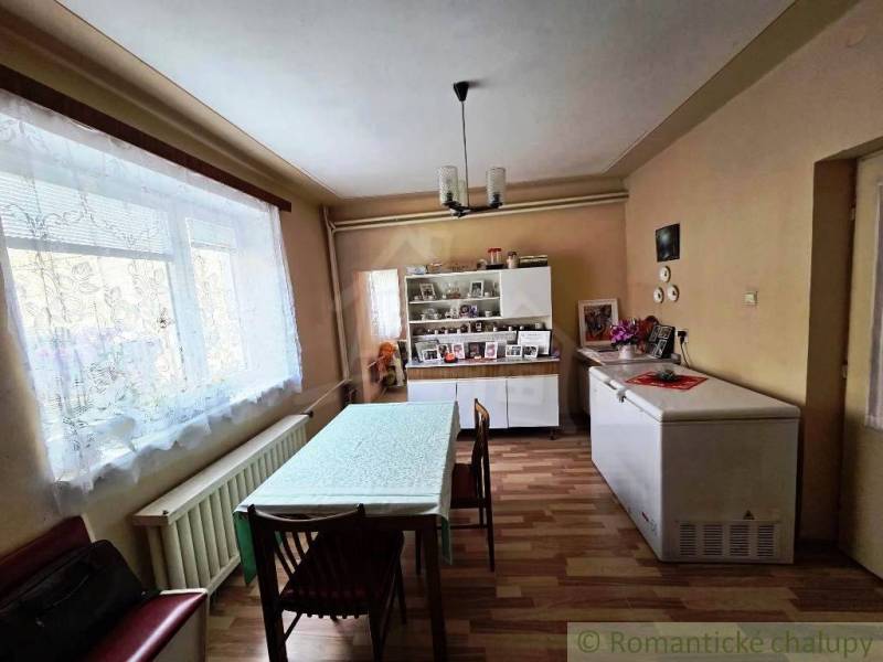 Esszimmer in einem Einfamilienhaus mit Holzboden und Esstisch.