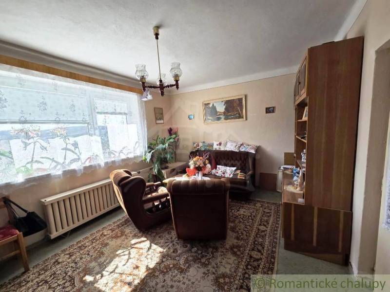 Wohnzimmer im Landhausstil in einem Einfamilienhaus mit Teppichdekor.