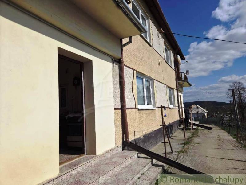Ein Einfamilienhaus in Kiarov mit einer Treppe und großen Fenstern, in einer ländlichen Straße.