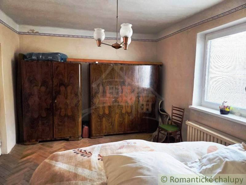 Innenraum eines Einfamilienhauses mit klassischen Möbeln und einem Boden in Holzoptik.