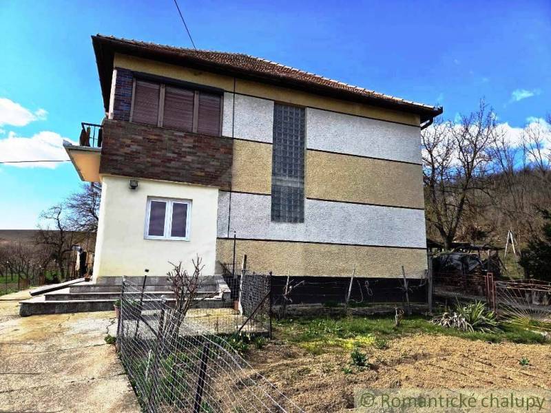 Ein Einfamilienhaus in Kiarovo mit Balkon und Garten auf einem sichtbaren Grundstück.