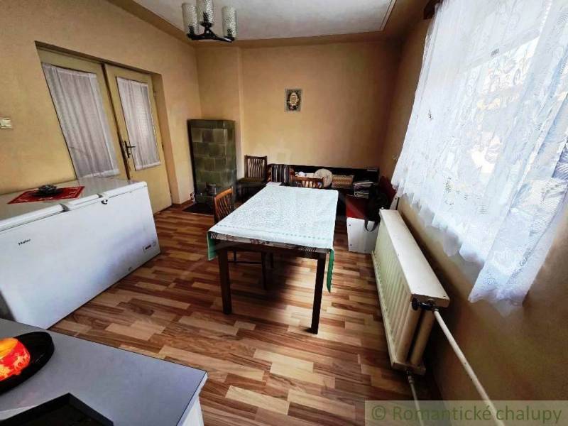 Esszimmer in einem Einfamilienhaus mit Holzboden und Kachelofen.