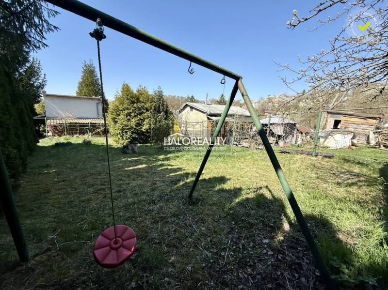 Gärten in Rimavská Sobota mit einer Kinderschaukel und Rasenfläche.