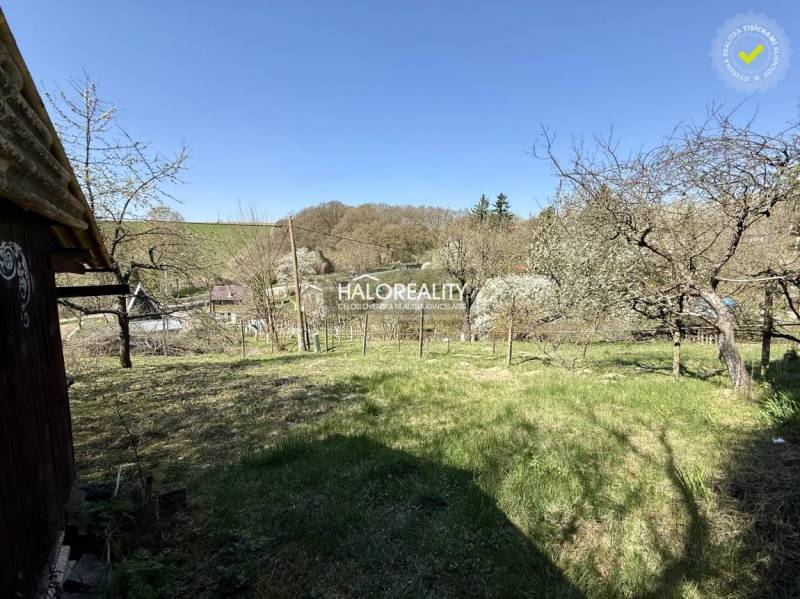 Gärten in Rimavská Sobota mit Rasen und Bäumen, Blick auf die umliegende Landschaft.