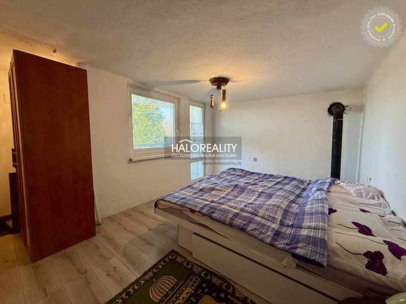 Schlafzimmer mit Schrank, Bett und Boden mit Holzdekor im Garteninterieur.