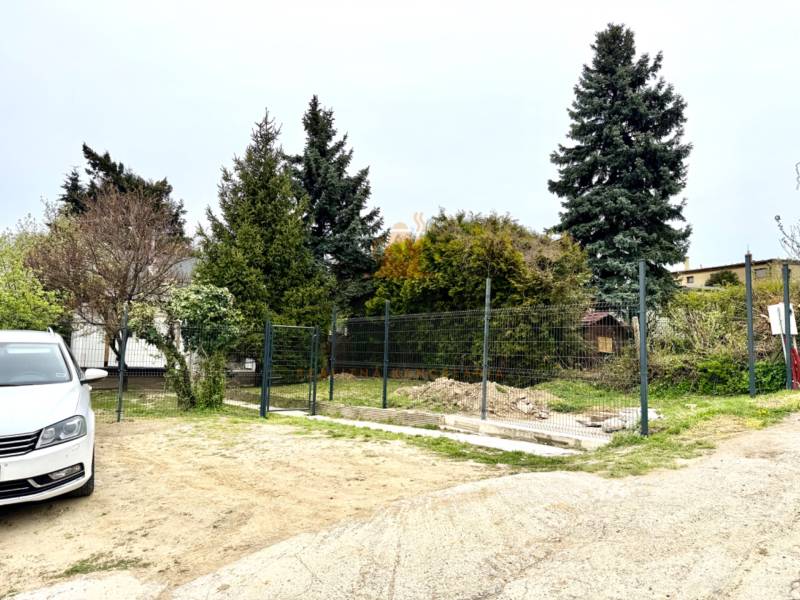 Einfamilienhaus in der Podkerepušky-Straße in Bratislava - Záhorská Bystrica, mit Auto und Bäumen.