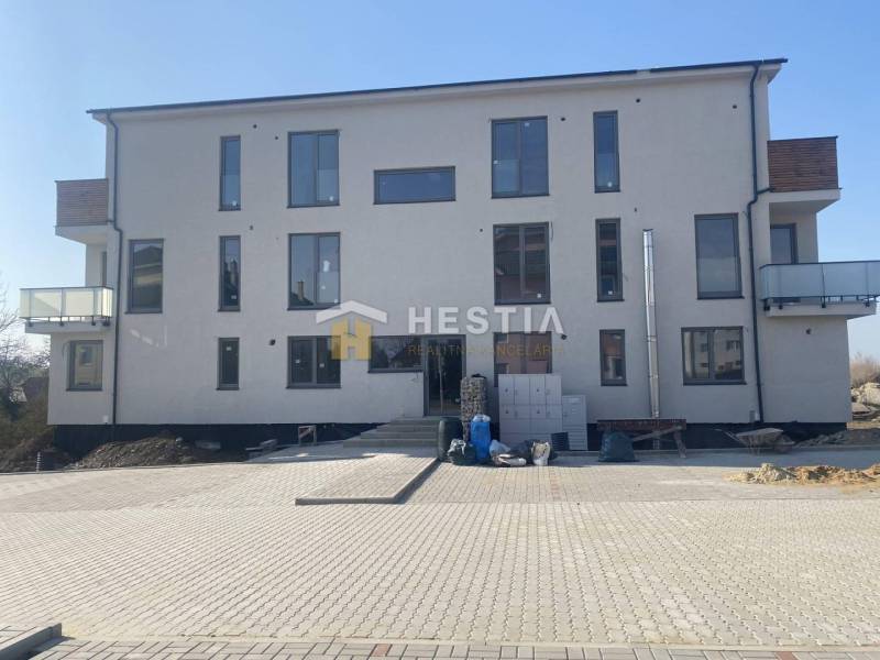 Auf dem Bild ist ein Neubau mit Balkonen, geeignet für eine 2-Zimmer-Wohnung.