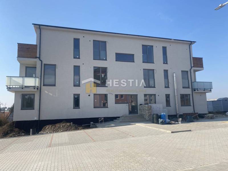Neubau mit Balkonen und Parkplatz, ideale Investition für eine 2-Zimmer-Wohnung in ruhiger Lage.