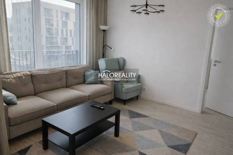 Wohnzimmer mit Sofa, Sessel und Tisch, Boden mit Holzdekor.