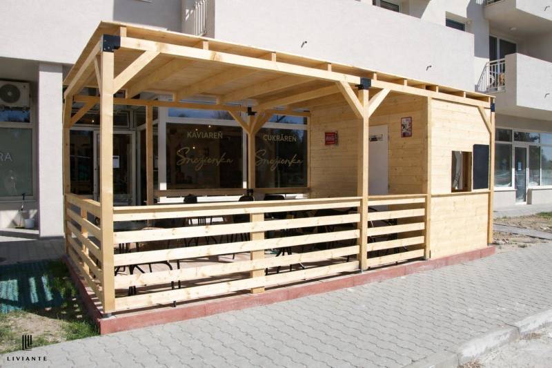 Holzterrasse vor dem Café in der Dukelská-Straße in Bernolákovo, geeignet für Gastronomiebereiche.