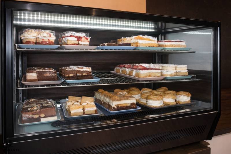 In den Gastro-Räumlichkeiten sind verschiedene Arten von Desserts im Kühlschrank ausgestellt.
