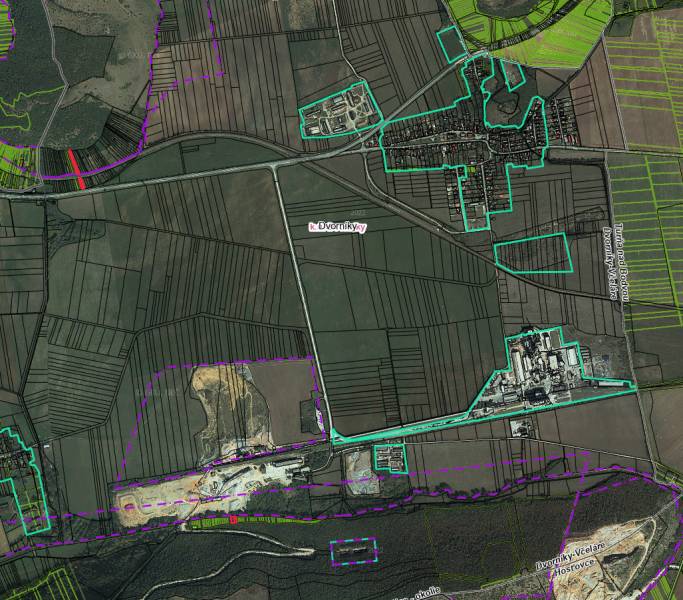 Luftaufnahme der Umgebung von Dvorníky-Včeláre mit Ackerland und grünen Gartenfeldern.