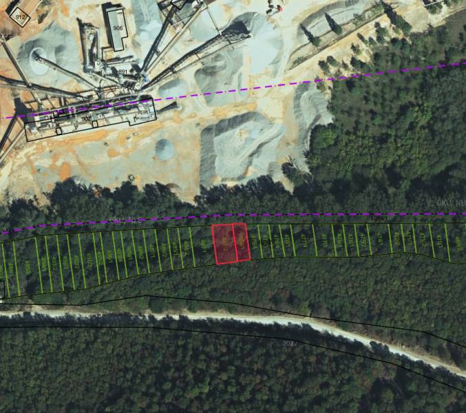 Luftaufnahme der Gärten in Dvorníky-Včeláre mit Industriegebiet und markierten Parzellen.
