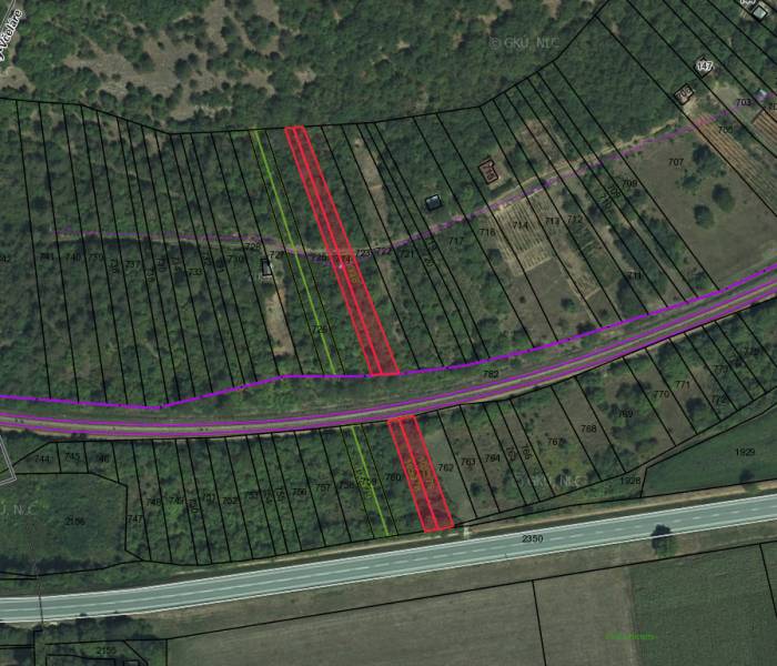 Luftbildkarte der Grundstücke in den Gärten von Dvorníky-Včeláre mit Parzellennummern und Straßeninfrastruktur.