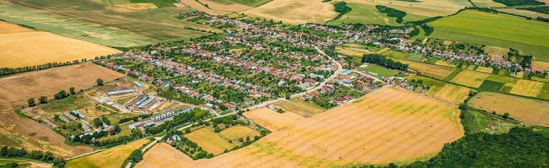 Luftaufnahme der Landschaft und Felder rund um Dvorníky-Včelár v Záhradách.