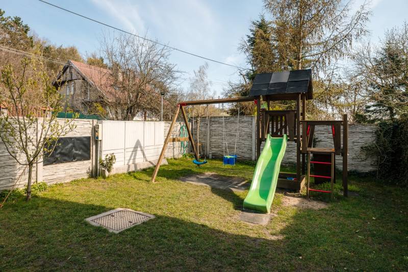 Spielplatz im Garten einer 4-Zimmer-Wohnung auf der Cesta na Klanec, Bratislava - Lamač.