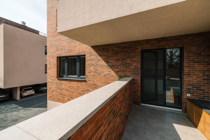 Backsteinbalkon einer 4-Zimmer-Wohnung auf der Cesta na Klanec in Bratislava - Lamač.