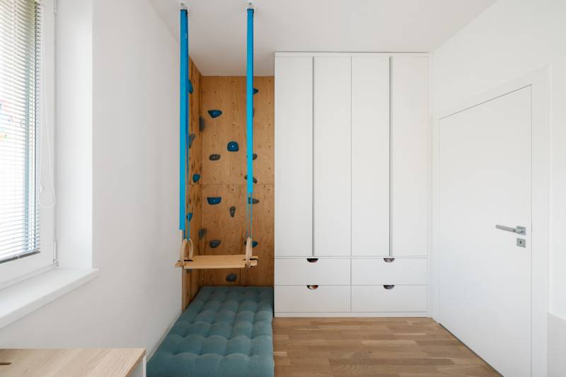 Kinderzimmer mit Kletterwand und Schaukel in einer 4-Zimmer-Wohnung.