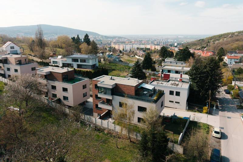 Einfamilienhäuser im grünen Bereich von Bratislava - Lamač, Straße Cesta na Klanec.